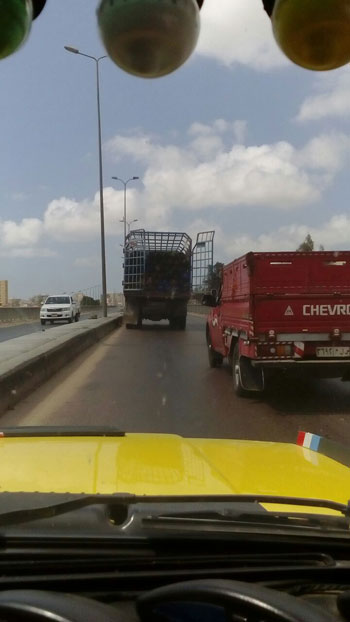 سيارة نقل ثقيل محملة باسطوانات البوتاجاز أعلى كبرى العوايد فى الإسكندرية