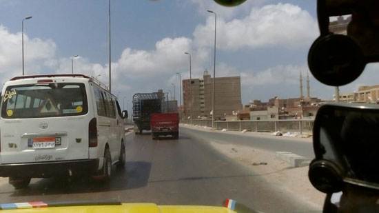 غياب رجال المرور يدفع السائق للسير أعلى الكوبرى العوايد فى الإسكندرية