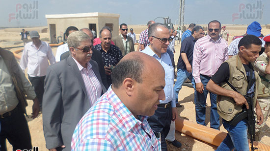 وزير الرى ومحافظ الاسماعيلية يتجولان فى قرية الامل (1)