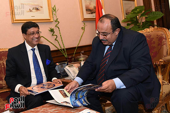 محافظ الإسكندرية يقدم هدية تذكارية لسفير الهند (1)