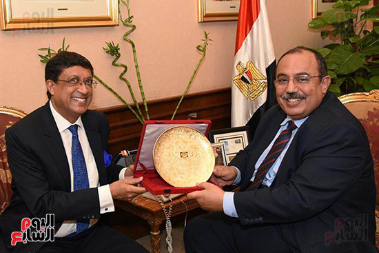 محافظ الإسكندرية يقدم هدية تذكارية لسفير الهند (2)