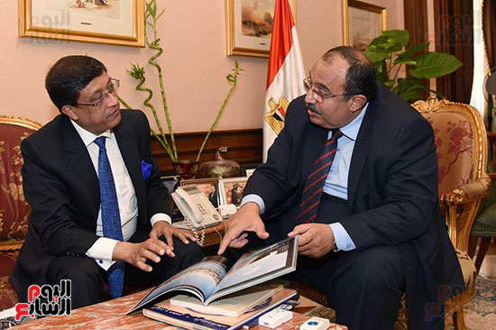 محافظ الإسكندرية يقدم هدية تذكارية لسفير الهند (4)