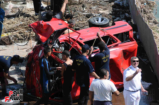 انتشال سيارة ميكروباص سقطت بمياه النيل أسفل كوبرى الساحل (27)
