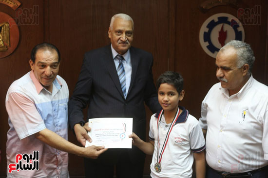 محافظ السويس يكرم زوى الاحتياجات الخاصه (2)