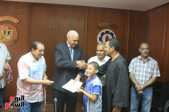 محافظ السويس يكرم زوى الاحتياجات الخاصه (3)