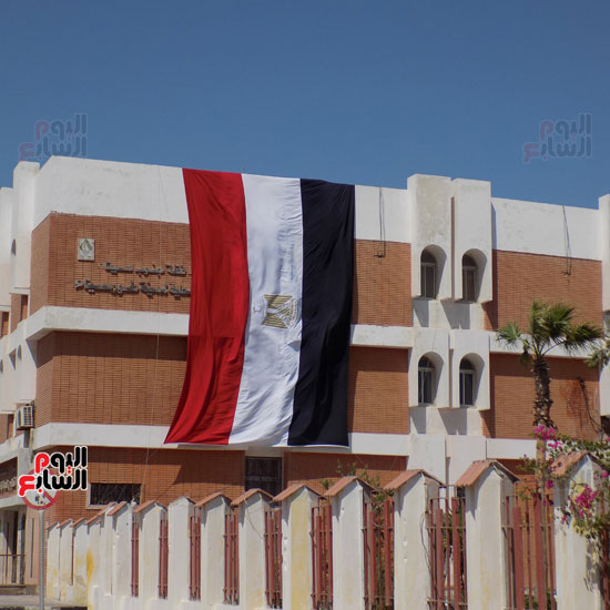 اعلام مصر على واجهات مبنى محافظة جنوب سيناء (2)