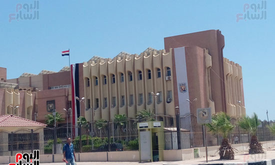 اعلام مصر على واجهات مبنى محافظة جنوب سيناء (3)