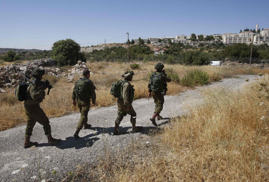 1الجيش الإسرائيلى يمشط الخليل بعد مقتل مستوطنة فى عملية طعن  (1)