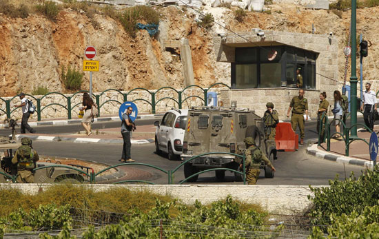 1الجيش الإسرائيلى يمشط الخليل بعد مقتل مستوطنة فى عملية طعن  (2)