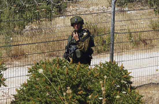 1الجيش الإسرائيلى يمشط الخليل بعد مقتل مستوطنة فى عملية طعن  (5)