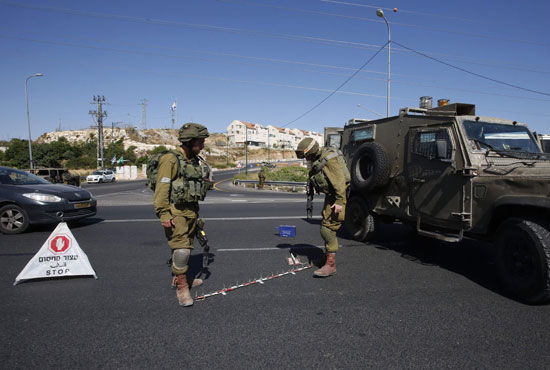 1الجيش الإسرائيلى يمشط الخليل بعد مقتل مستوطنة فى عملية طعن  (9)
