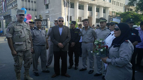  مدير أمن الغربية يوزع الورود على المواطنين فى ذكرى ثورة 30 يونيو (3)