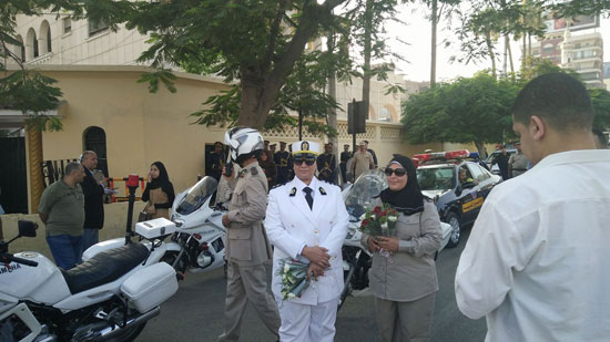  مدير أمن الغربية يوزع الورود على المواطنين فى ذكرى ثورة 30 يونيو (4)