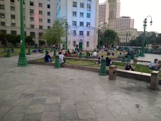 مواطنون يتناولون الإفطار أمام مجمع التحرير للاحتفال بـ30 يونيو (1)