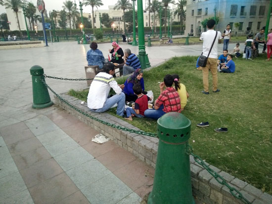 مواطنون يتناولون الإفطار أمام مجمع التحرير للاحتفال بـ30 يونيو (2)