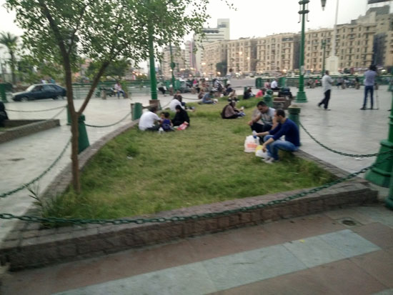 مواطنون يتناولون الإفطار أمام مجمع التحرير للاحتفال بـ30 يونيو (3)