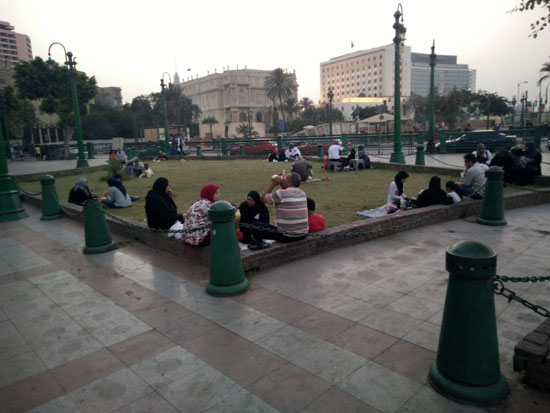 مواطنون يتناولون الإفطار أمام مجمع التحرير للاحتفال بـ30 يونيو (4)