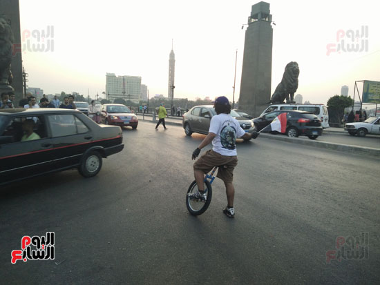 شاب يجوب ميدان التحرير  (1)