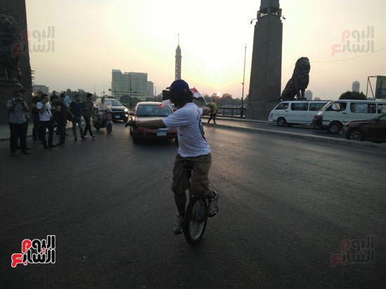 شاب يجوب ميدان التحرير  (2)