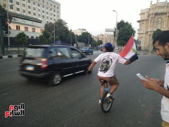 شاب يجوب ميدان التحرير  (3)