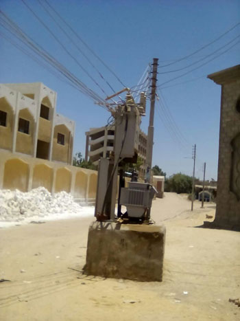 محول كهرباء مكشوف يتوسط 4 مدارس ويهدد أطفال قرية النزل فى أسوان  (1)