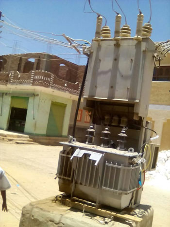 محول كهرباء مكشوف يتوسط 4 مدارس ويهدد أطفال قرية النزل فى أسوان  (3)