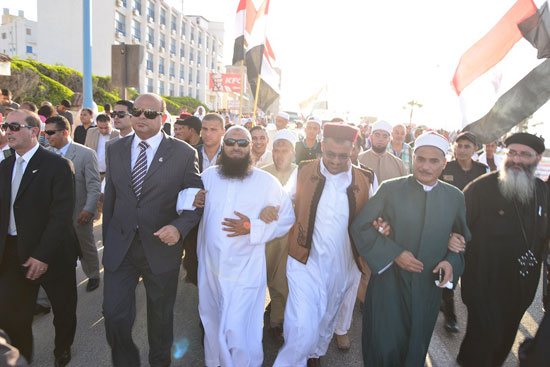  محافظ مطروح يقود مسيرة حاشدة احتفالا بذكرى 30 يونيو (2)