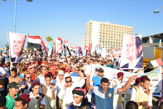  محافظ مطروح يقود مسيرة حاشدة احتفالا بذكرى 30 يونيو (3)