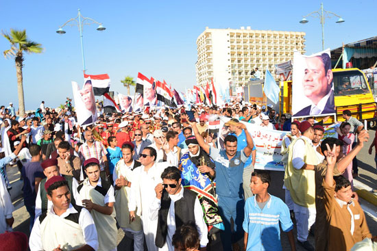  محافظ مطروح يقود مسيرة حاشدة احتفالا بذكرى 30 يونيو (4)