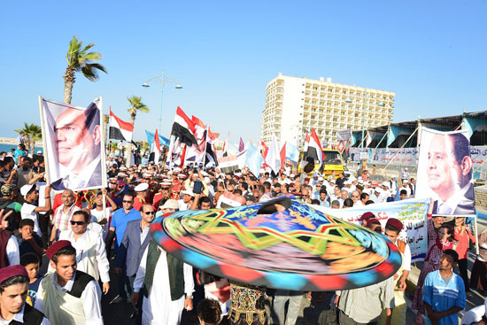  محافظ مطروح يقود مسيرة حاشدة احتفالا بذكرى 30 يونيو (5)