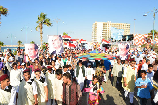  محافظ مطروح يقود مسيرة حاشدة احتفالا بذكرى 30 يونيو (6)