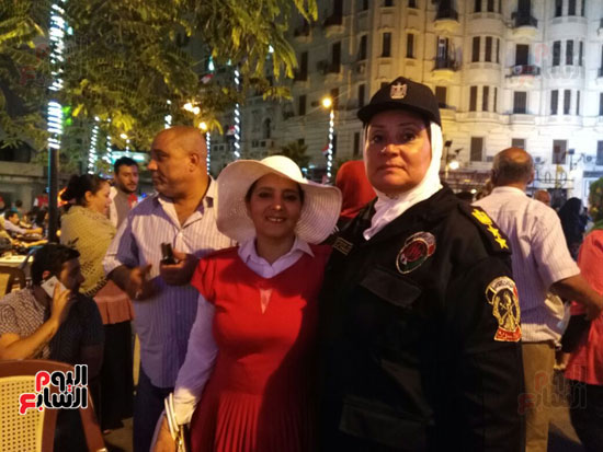 الشرطة النسائية تحتفل مع المواطنين بذكرى ثورة 30 يونيو فى وسط البلد (1)