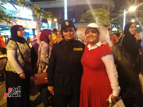 الشرطة النسائية تحتفل مع المواطنين بذكرى ثورة 30 يونيو فى وسط البلد (2)