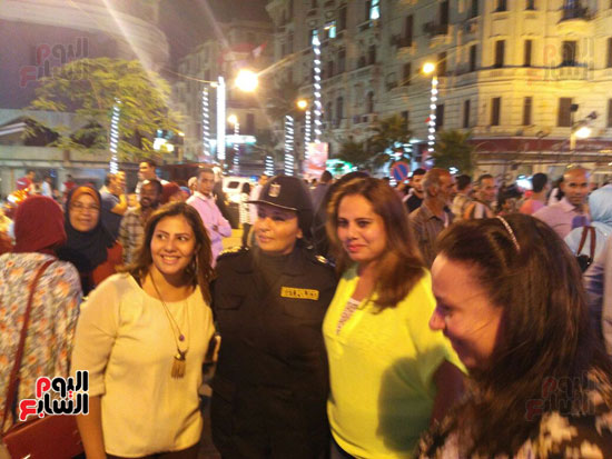 الشرطة النسائية تحتفل مع المواطنين بذكرى ثورة 30 يونيو فى وسط البلد (6)