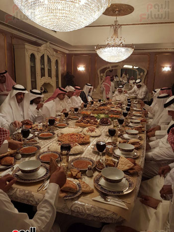 ضيوف الامير فيصل آل سعود يتناولون الافطار (6)