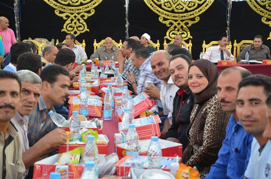 محافظ كفر الشيخ يشارك فى الإفطار الجماعي ل3300 يتيم وأسرهم (3)