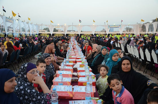 محافظ كفر الشيخ يشارك فى الإفطار الجماعي ل3300 يتيم وأسرهم (4)