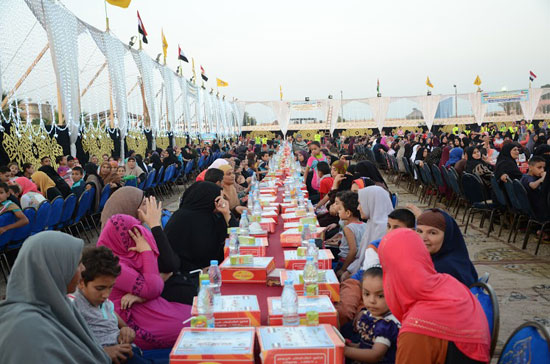 محافظ كفر الشيخ يشارك فى الإفطار الجماعي ل3300 يتيم وأسرهم (5)