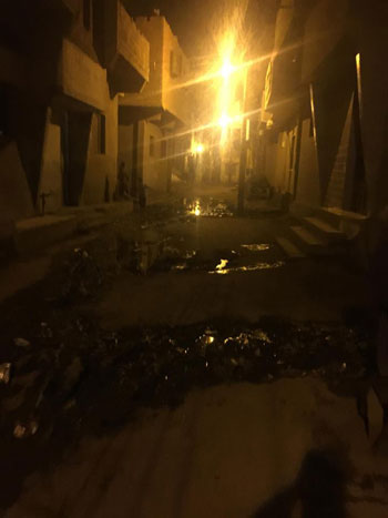 شوارع القرية تغرق فى مياه الصرف الصحى  (2)