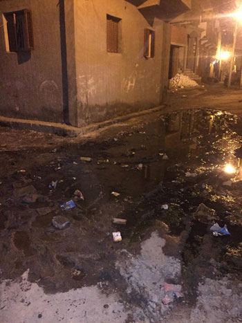 شوارع القرية تغرق فى مياه الصرف الصحى  (4)