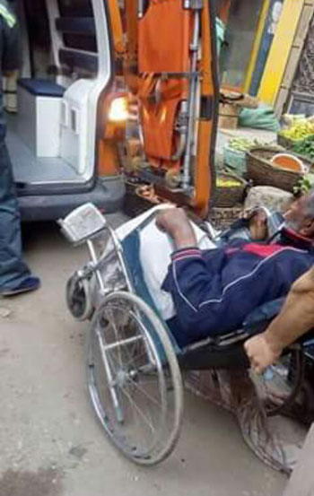 سيارة إسعاف تلقى مريضا بالشارع بعد رفض المستشفيات استقباله بالشرقية (4)