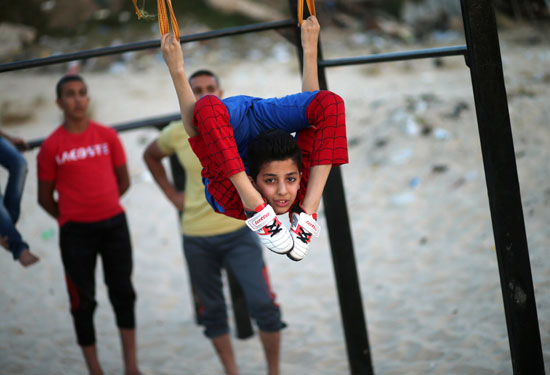 الطفل العنكبوت يظهر فى غزة (2)