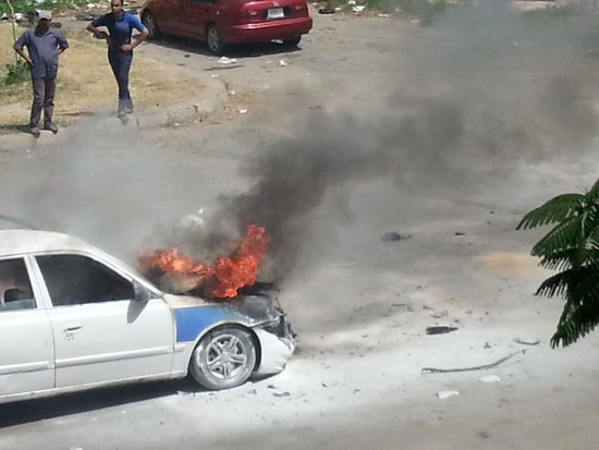 النيران تلتهم سيارة تاكسى بحى المناخ فى بورسعيد (1)