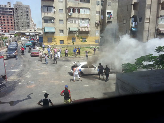 النيران تلتهم سيارة تاكسى بحى المناخ فى بورسعيد (2)