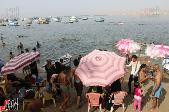 مواطنو الإسكندرية يهربون من الموجة الحارة إلى البحر (12)
