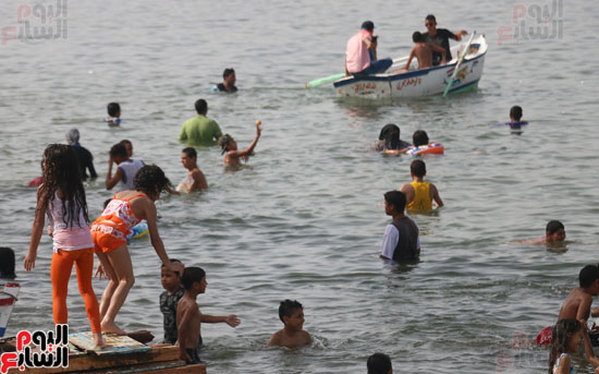 مواطنو الإسكندرية يهربون من الموجة الحارة إلى البحر (13)