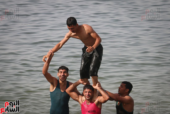 مواطنو الإسكندرية يهربون من الموجة الحارة إلى البحر (14)