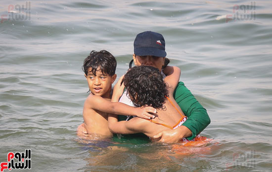 مواطنو الإسكندرية يهربون من الموجة الحارة إلى البحر (5)