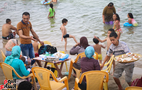 مواطنو الإسكندرية يهربون من الموجة الحارة إلى البحر (6)