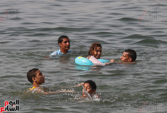 مواطنو الإسكندرية يهربون من الموجة الحارة إلى البحر (8)